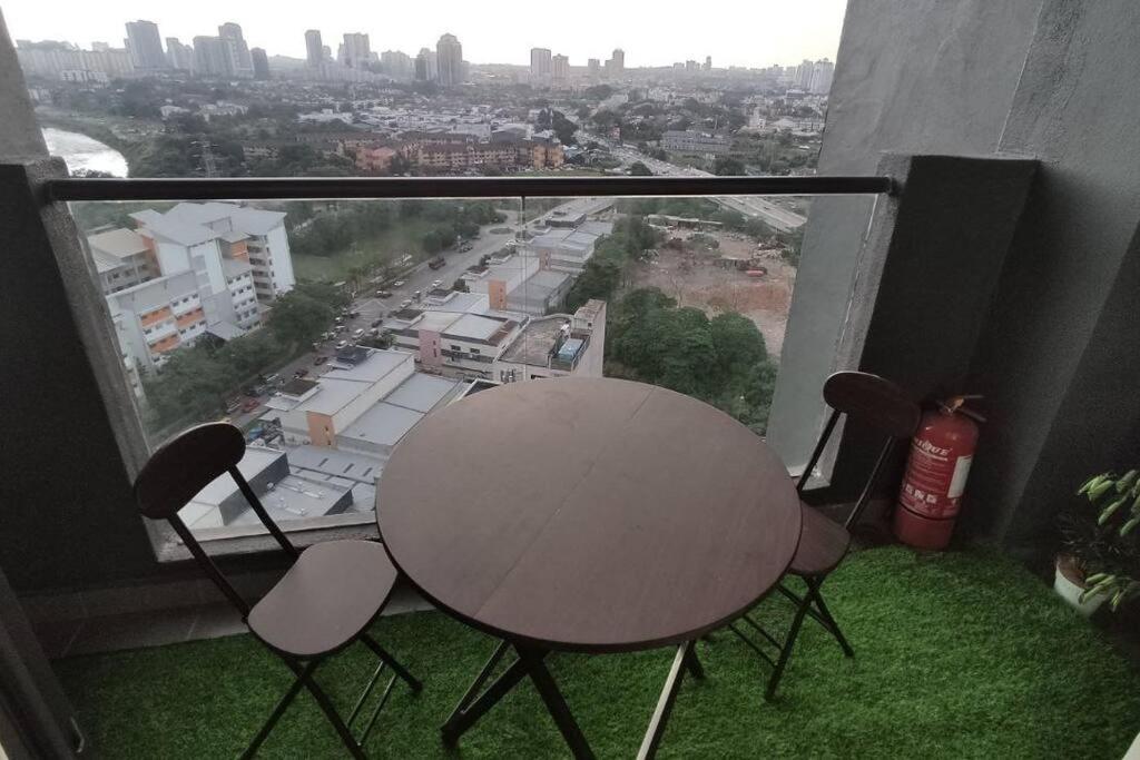 Comfort Bedroom @ Aera Residence Petaling Jaya Exterior photo